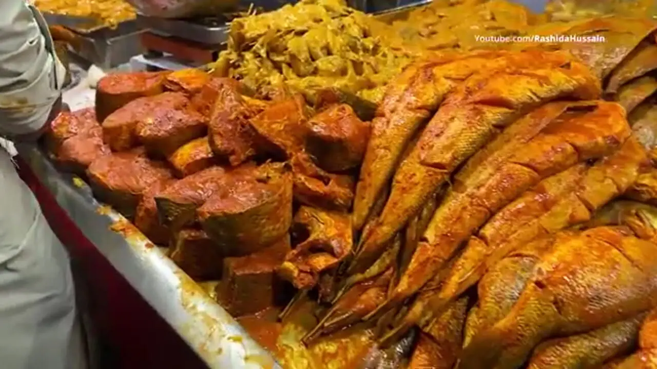 غذای خیابانی در پاکستان؛ پاکورای ماهی و ماهی سرخ شده در لاهور