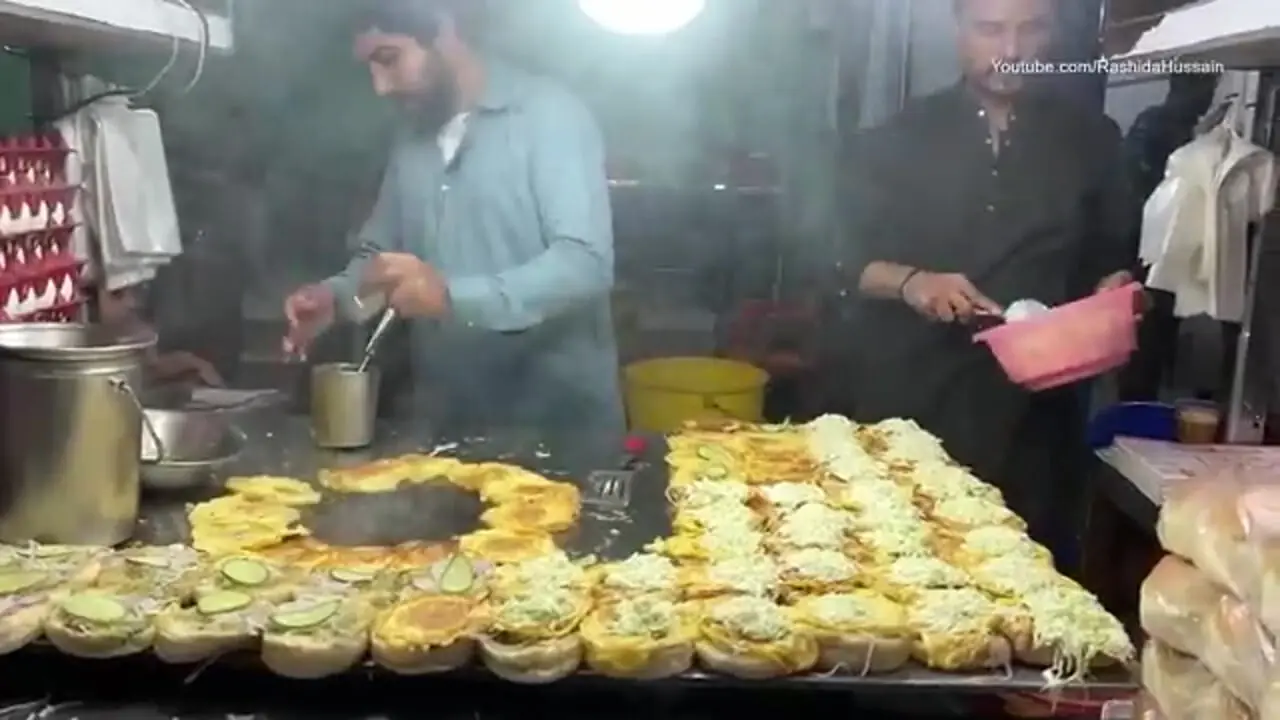 غذای خیابانی در پاکستان؛ مهارت آشپزهای خیابانی در پخت ساندویچ برگر با تخم مرغ در کراچی