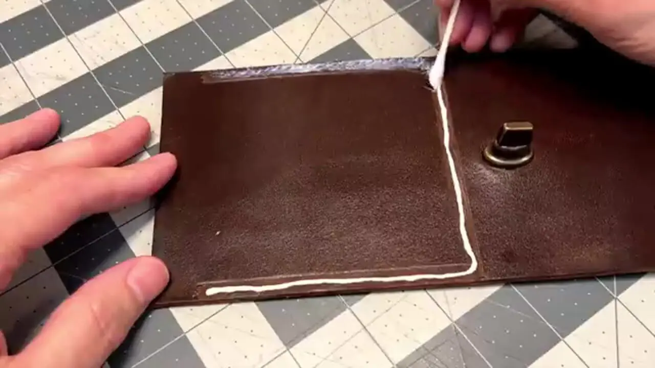 مراحل ساخت یک کیف موبایل چرمی و شیک به روش هنرمند آمریکاایی