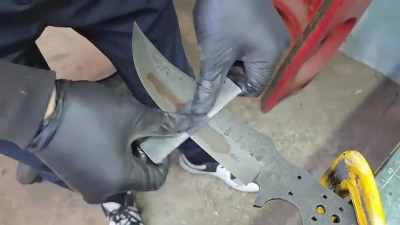 مراحل ساخت یک چاقوی خاص با استفاده از فنر قدیمی کامیون