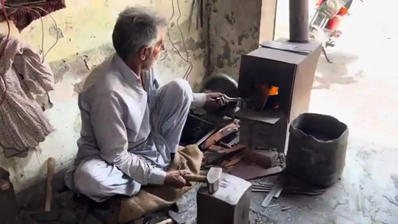 مراحل دیدنی ساخت یک ساطور قصابی در کارگاهی در پاکستان