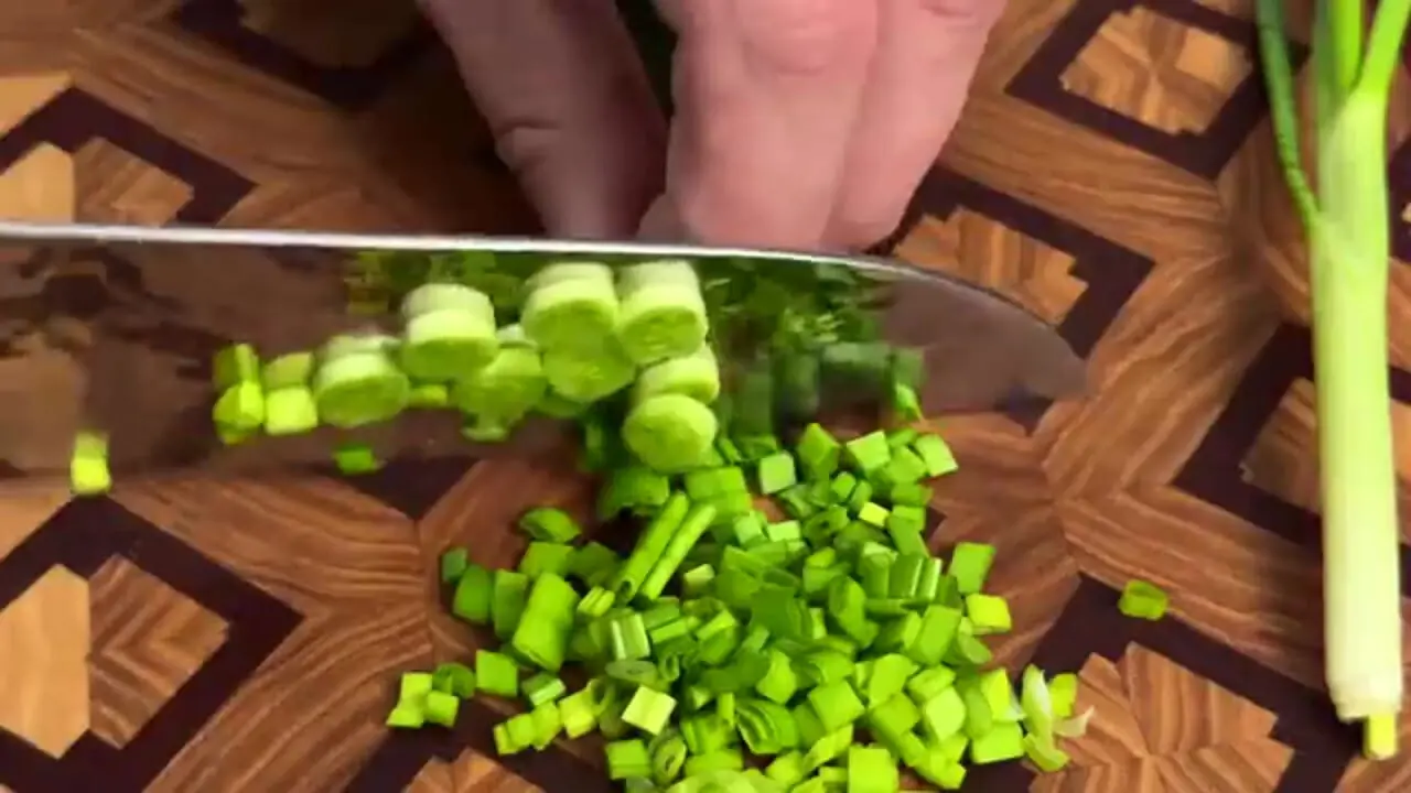 با تخم مرغ، پاستا و کنسرو ساردین این غذای جدید را درست کنید