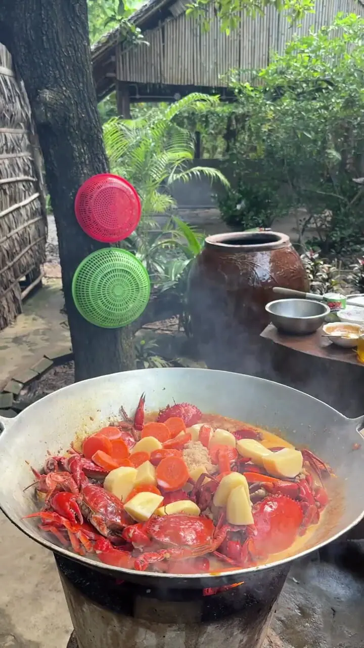 غذای روستایی در چین؛ پخت یک غذای سنتی با خرچنگ گِلی و سبزیجات