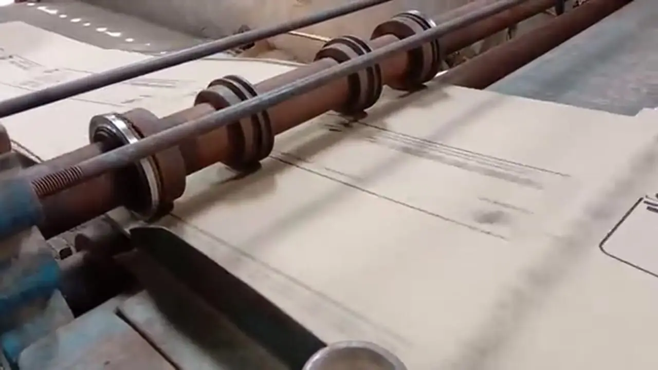 فرآیند تولید انبوه کارتن در کارگاهی در پاکستان