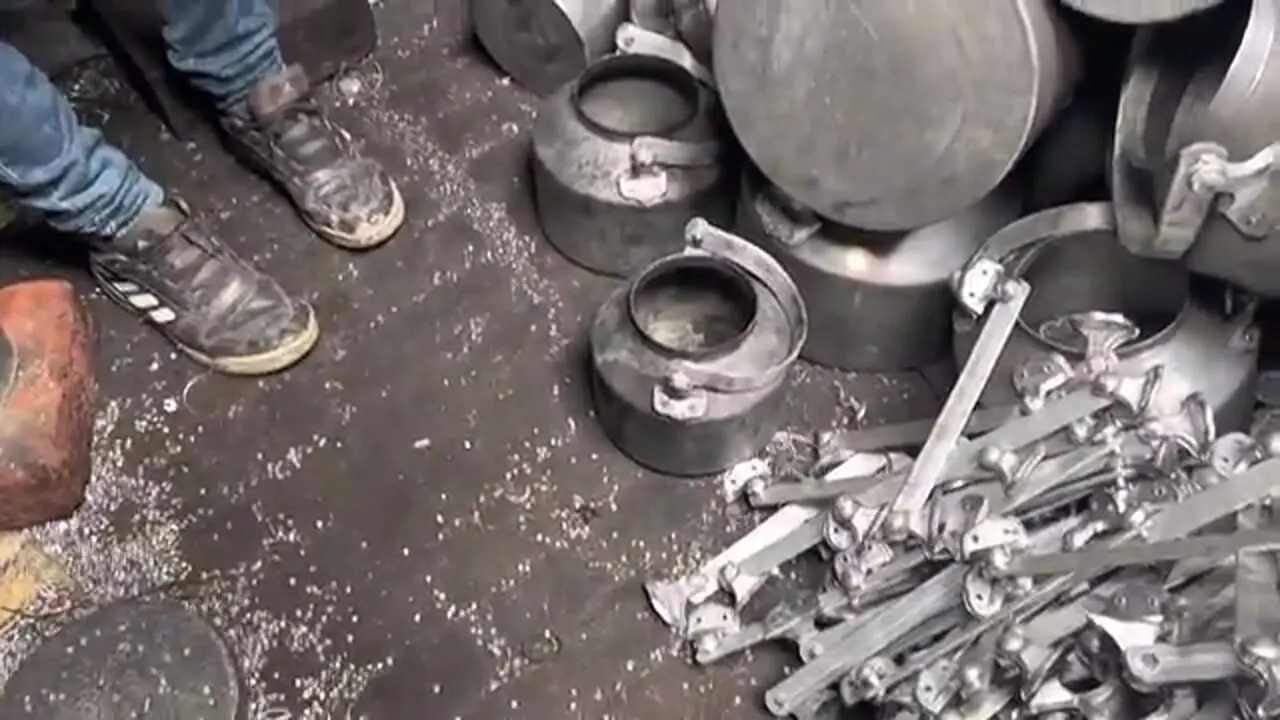 فرآیند بازیافت میلیون‌ها قوطی آلومینیومی دورریز و تبدیل آن‌ها به کتری در پاکستان