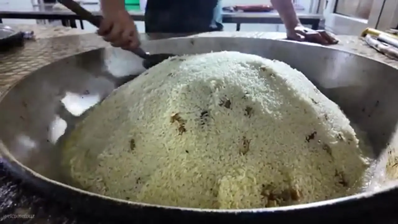 غذای خیابانی در ازبکستان؛ پخت سمرقندپلوی محبوب در تاشکند