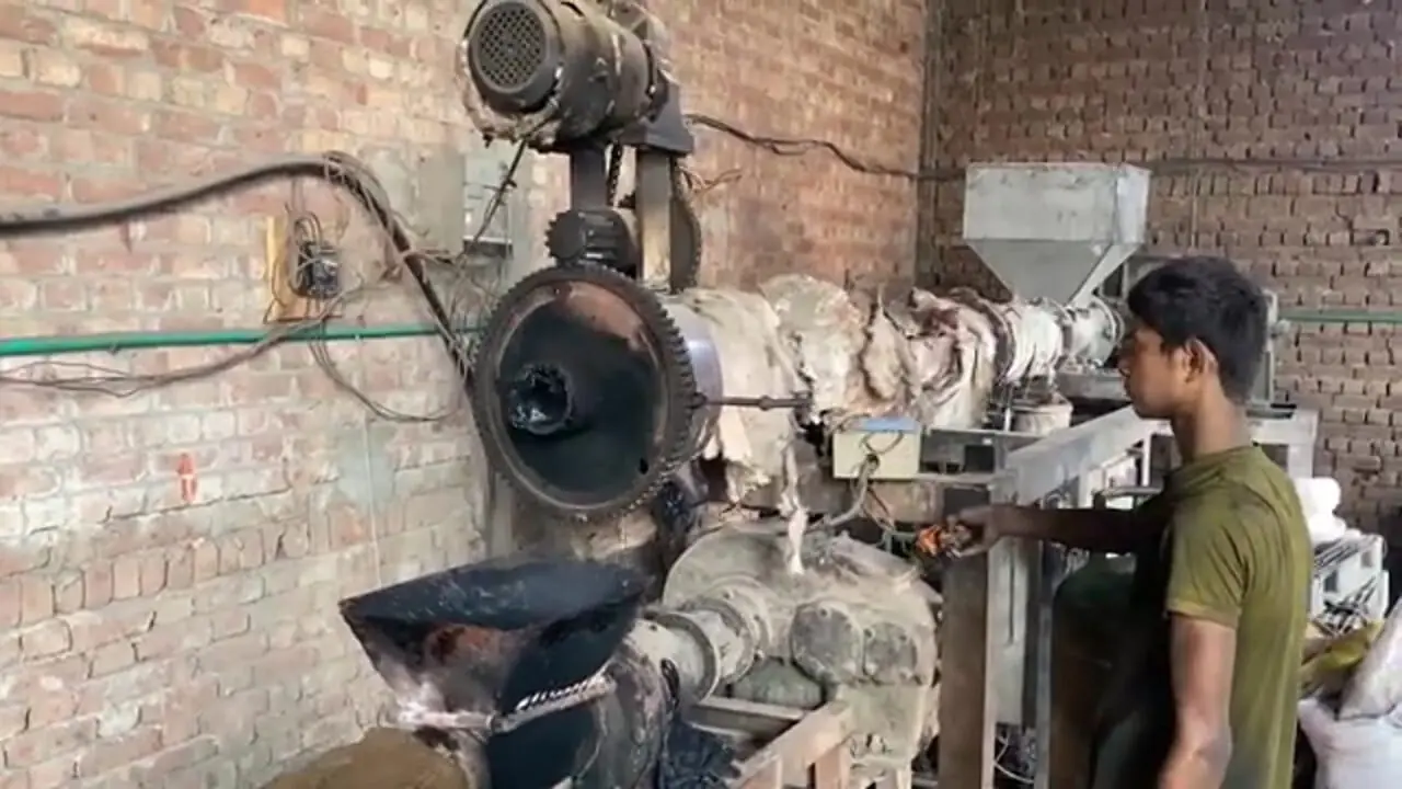 مراحل بازیافت ضایعات پلاستیکی و تولید صندلی با آنها به روش پاکستانی ها