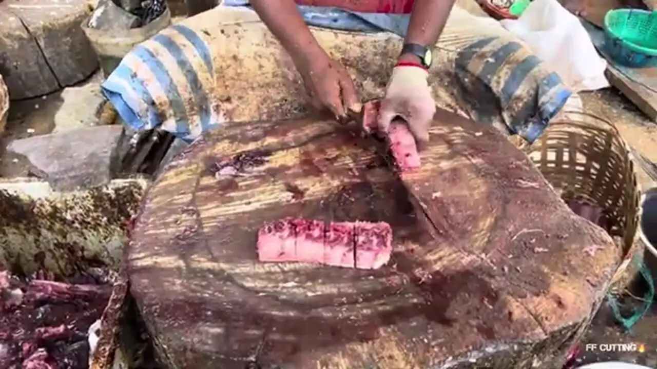 سبک خاص ماهی فروش هندی در برش زدن ماهی تن باله زرد 55 کیلوگرمی