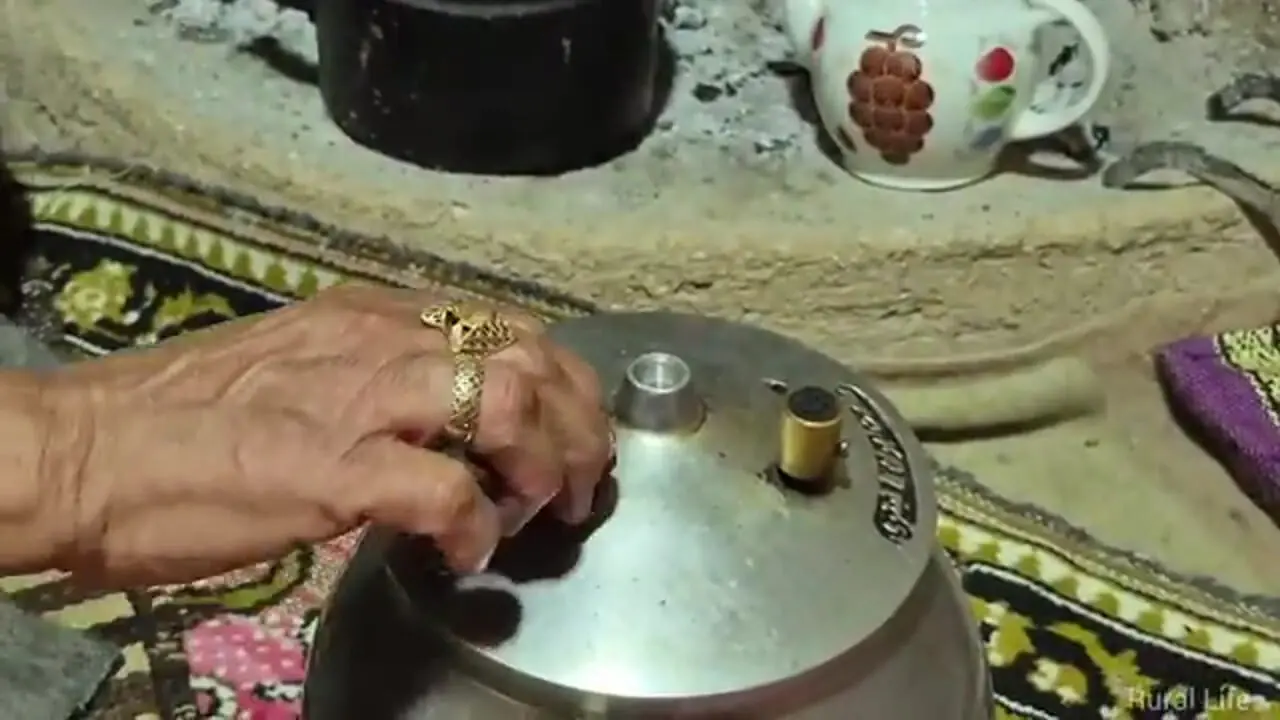 غذای روستایی در ایران؛ پخت آش رشته سنتی