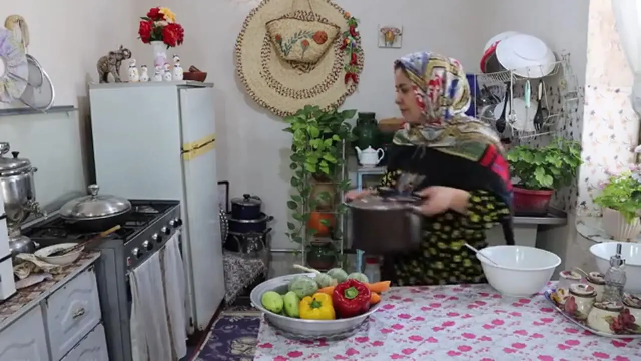 غذای روستایی در ایران؛ پخت خورشت فسنجان با گردوی تازه