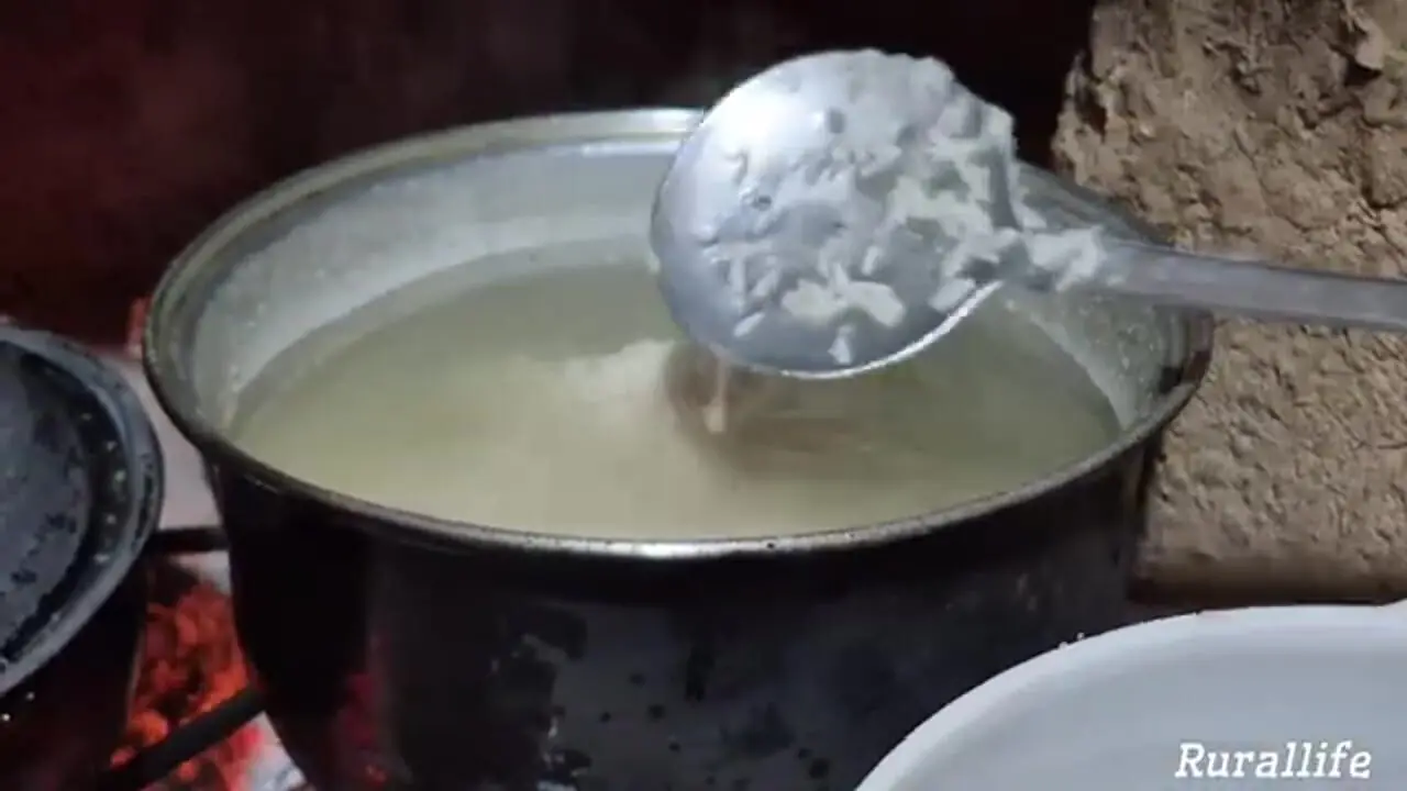 غذای روستایی در ایران؛ پخت باقالی پلو با مرغ در خانه ای روستایی