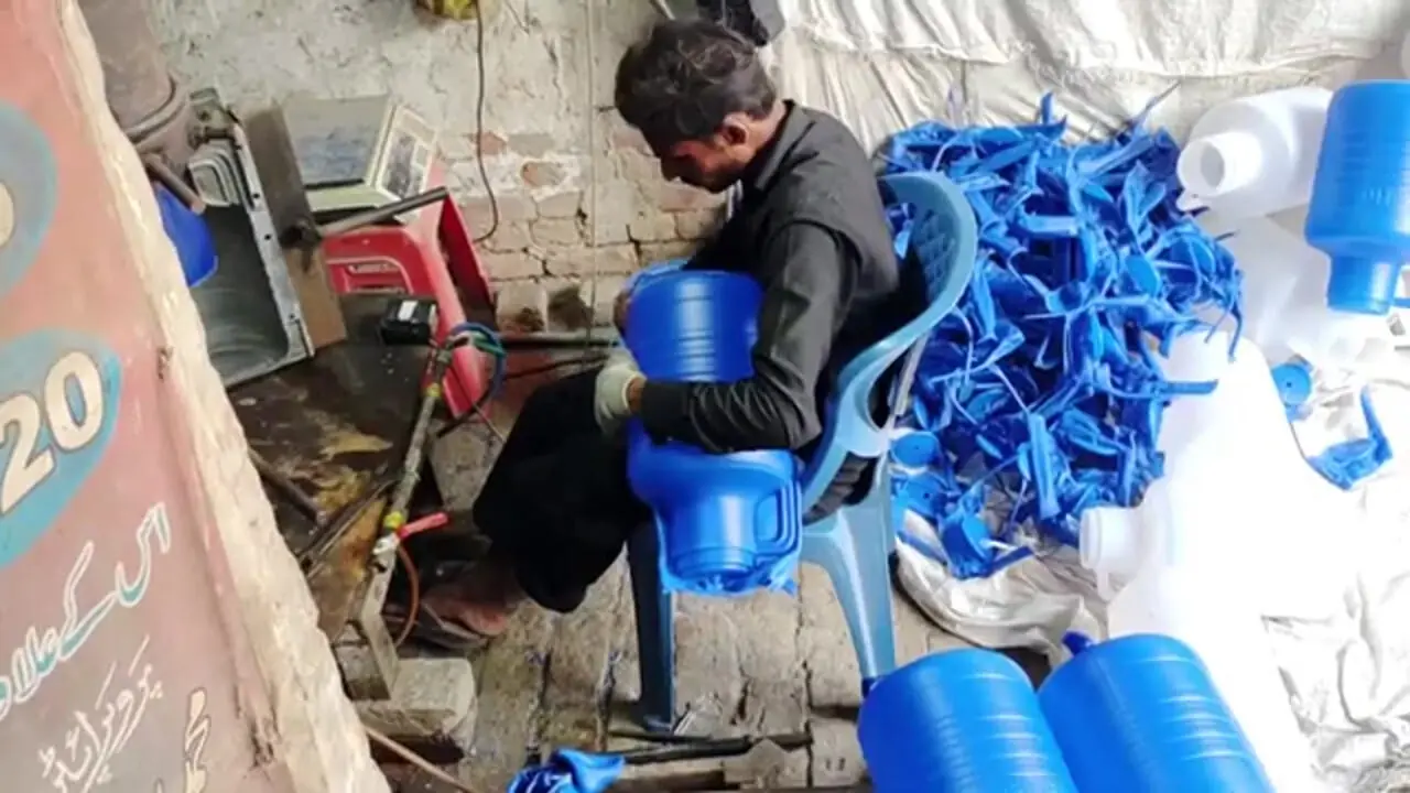 مراحل دیدنی تولید دبه های پلاستیکی در کارگاهی در پاکستان