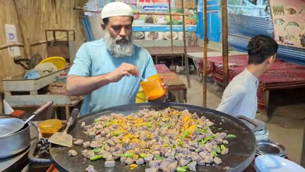 غذای خیابانی در پاکستان؛ پخت یک غذای محبوب با جگر در پیشاور