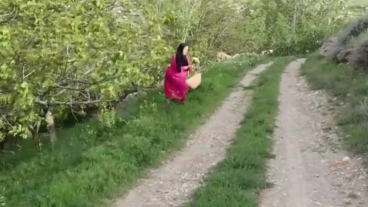 غذای روستایی در ایران؛ پخت دلمه با فلفل در روستایی زیبا
