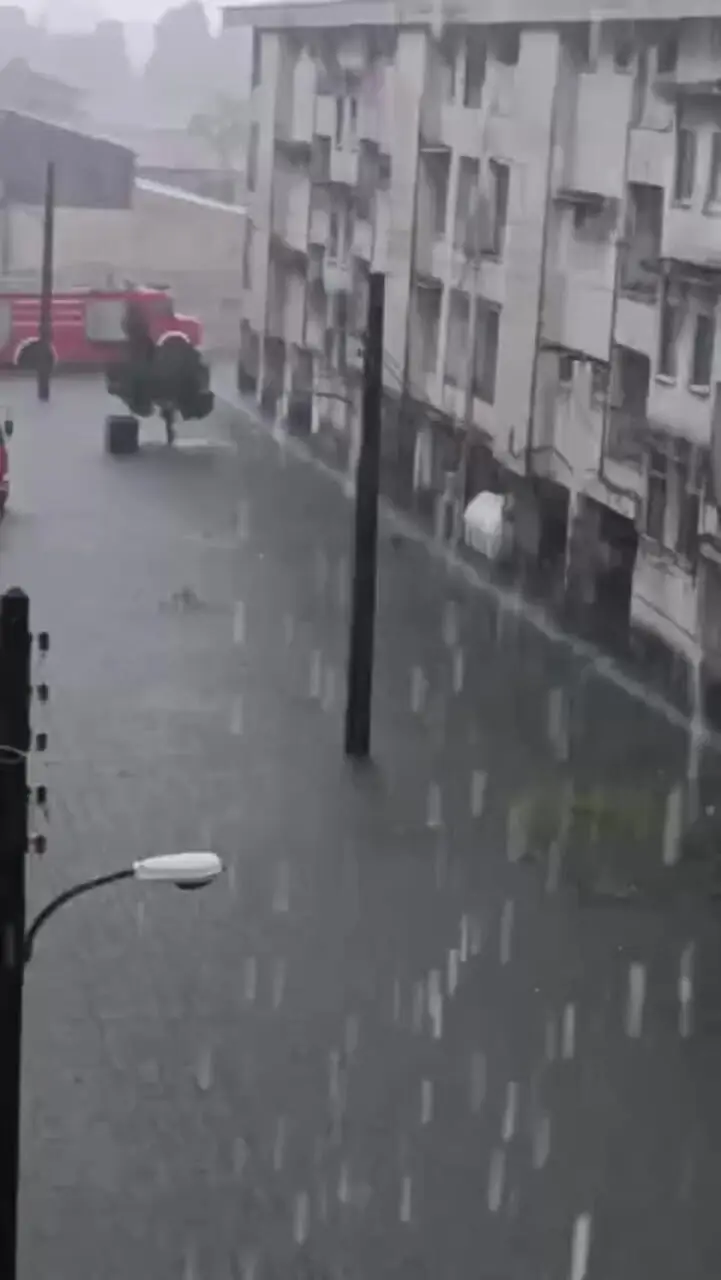 ببینید؛ باران شدید بندرانزلی را زیر آب برد؛ آبگرفتگی ۳۵ خانه