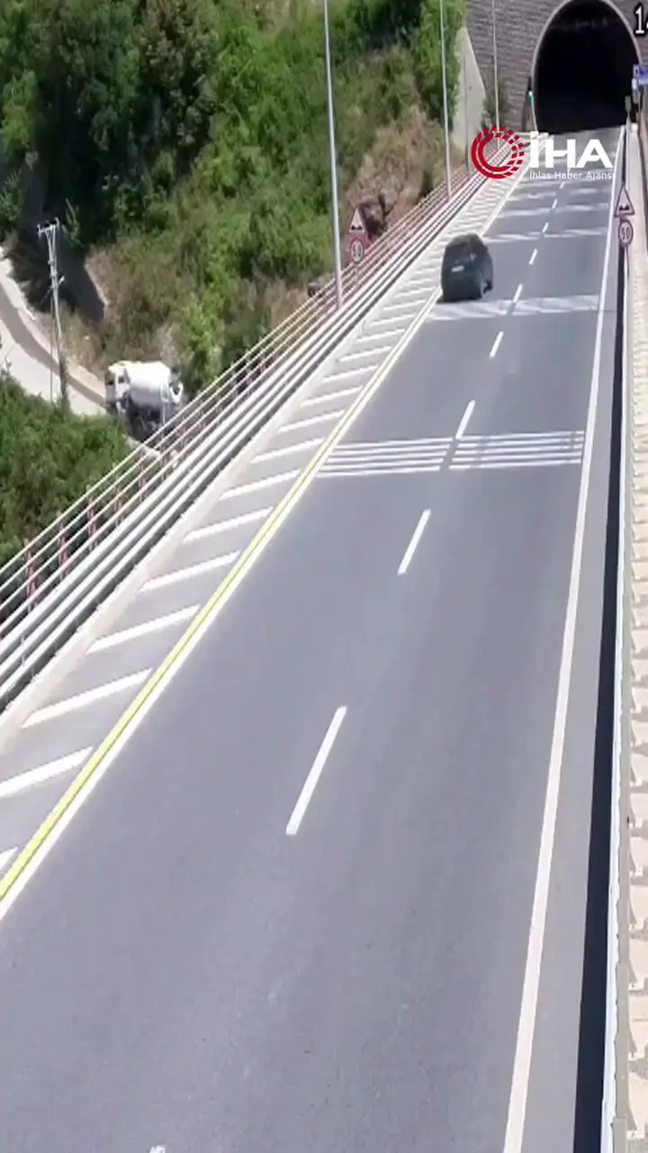 ببینید؛ حادثه تصادف به دلیل دنده عقب ناگهانی اتوبوس در ترکیه