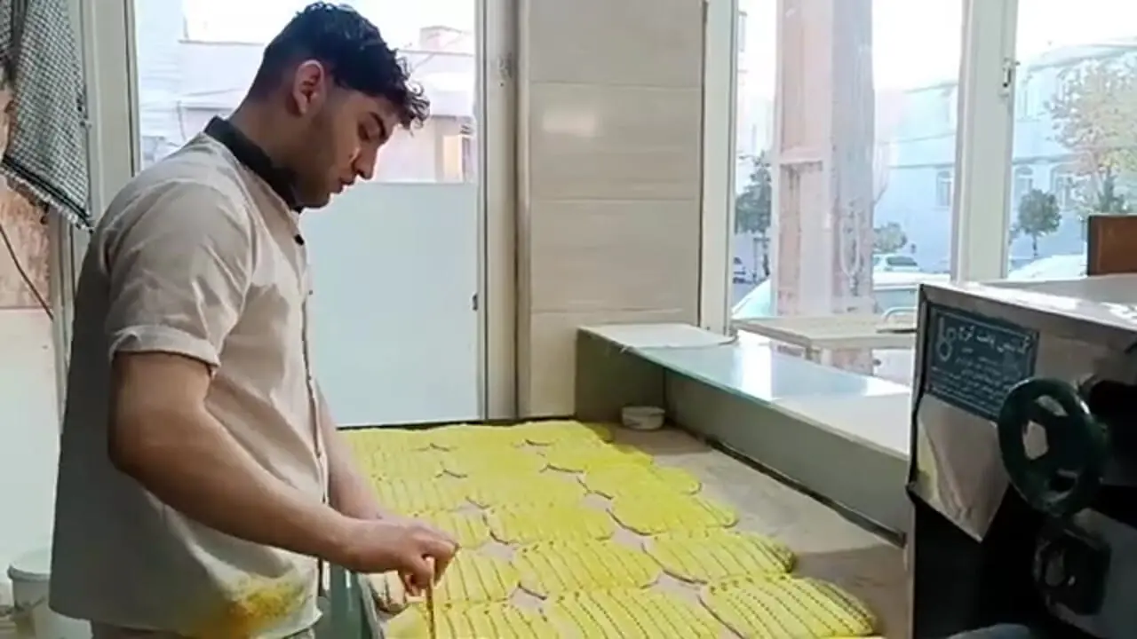 مهارت دیدنی یک شاطر ایرانی در پخت نان بربری