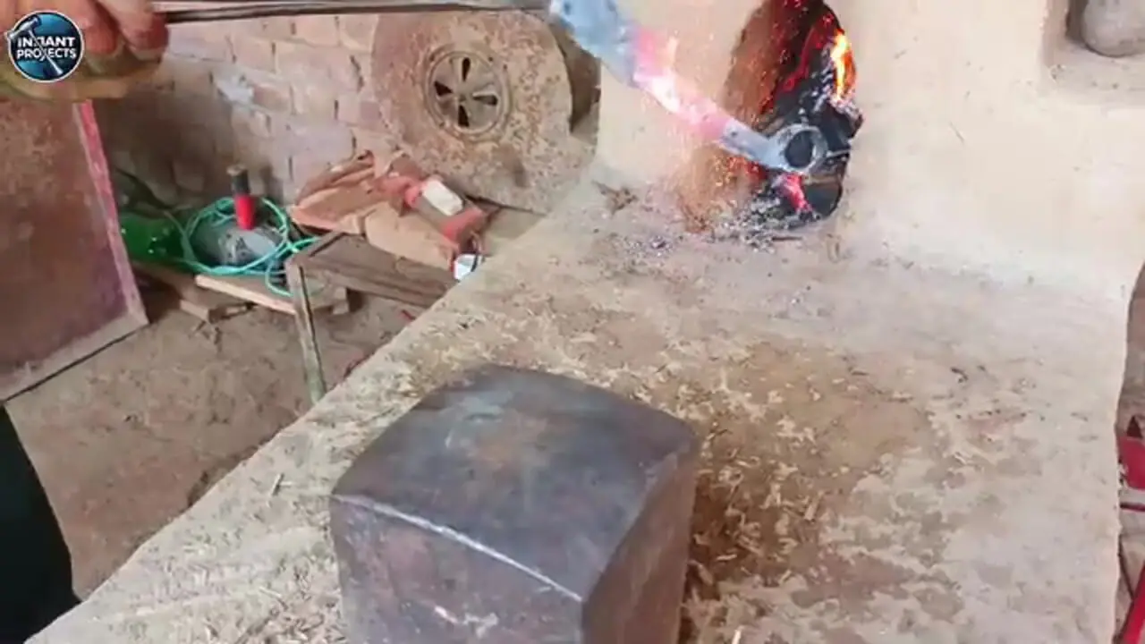 مراحل ساخت یک چاقوی تیز با آچار فرانسه قدیمی و روش آهنگر پاکستانی