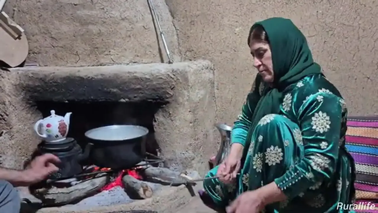 غذای روستایی در ایران؛ تهیه چلو کباب کوبیده مرغ توسط زوج روستایی