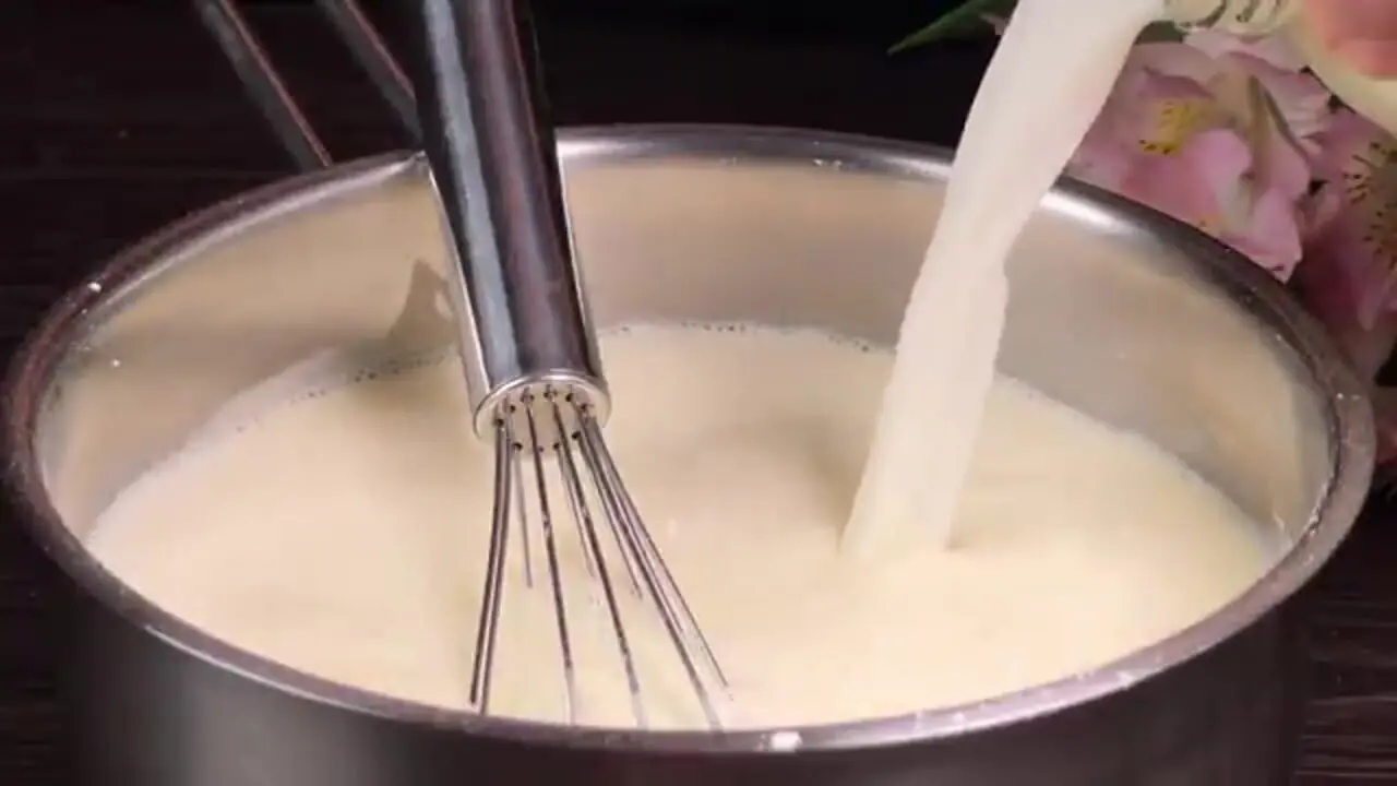 با یک لیتر شیر و 4 زرده تخم مرغ، این پنیر خانگی متفاوت را درست کنید