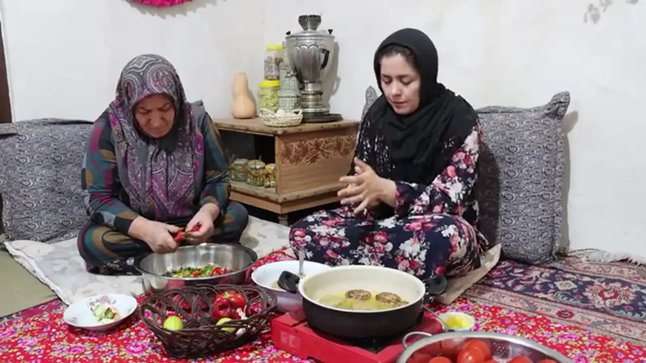 غذای روستایی در ایران؛ پخت کتلت و تهیه ترشی گوجه
