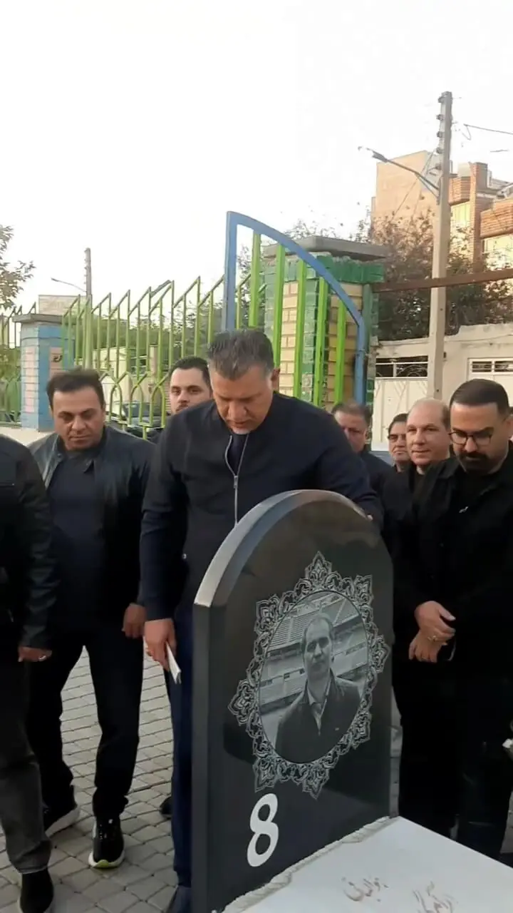 ببینید؛ حضور علی دایی سر مزار همبازی قدیمی‌اش
