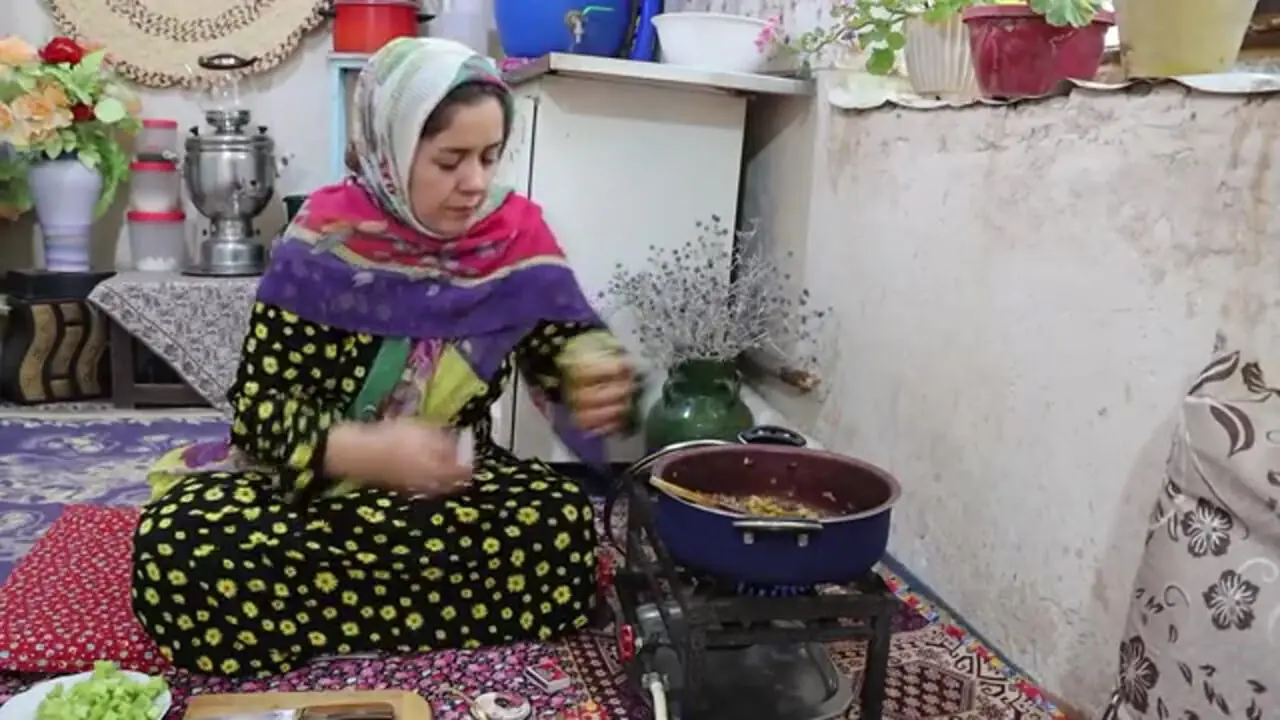 غذای روستایی در ایران؛ پخت کرفس پلو با گوشت بره در روستا