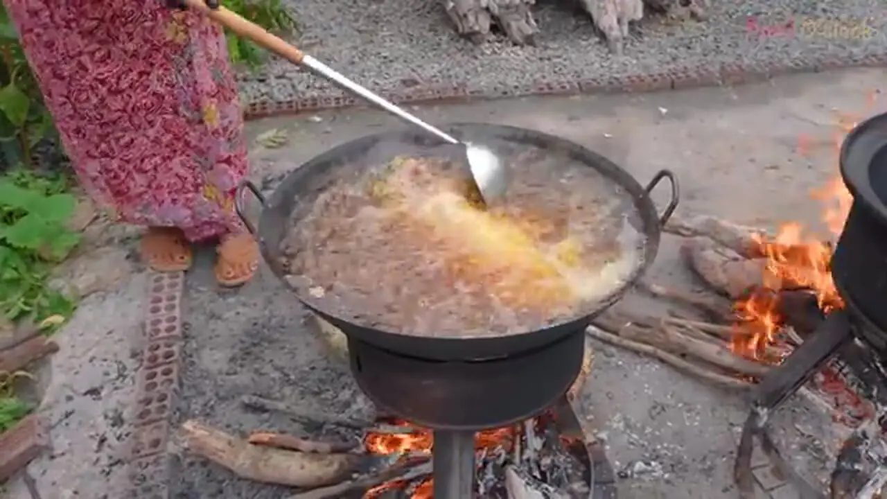 غذای روستایی در سنگاپور؛ کباب کروکودیل کامل در روستایی سرسبز