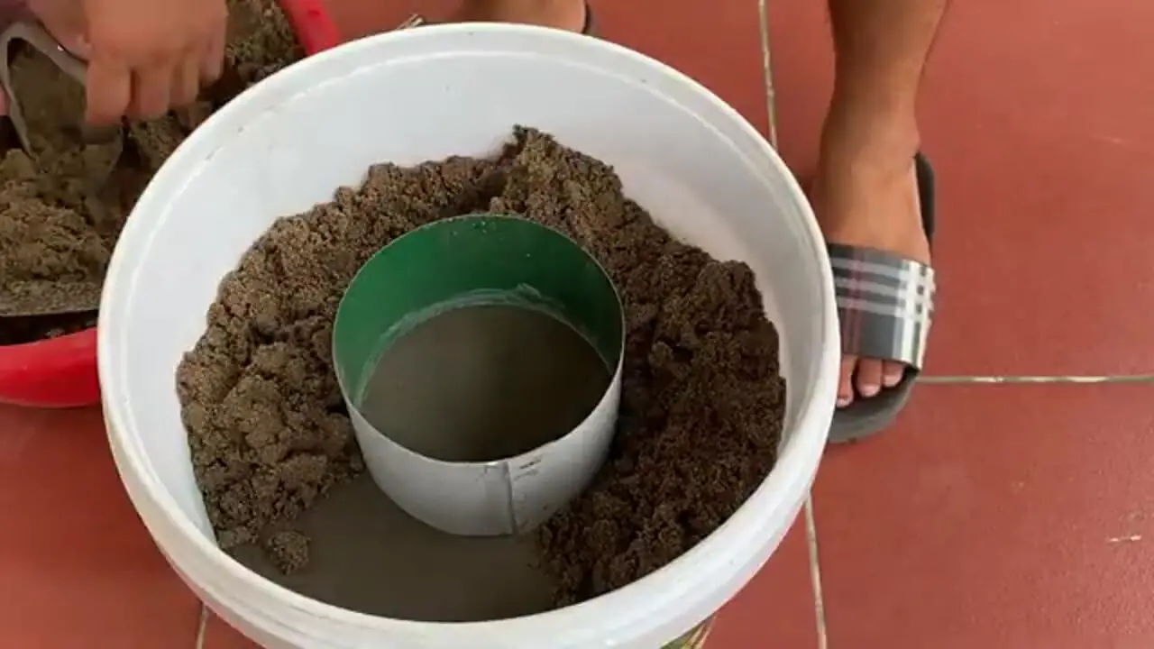 با سیمان و سطل پلاستیکی رنگ یک گلدان متفاوت و زیبا بسازید