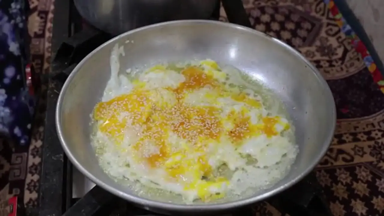 غذای روستایی در ایران؛ تهیه کره محلی و نان سنتی در تنور