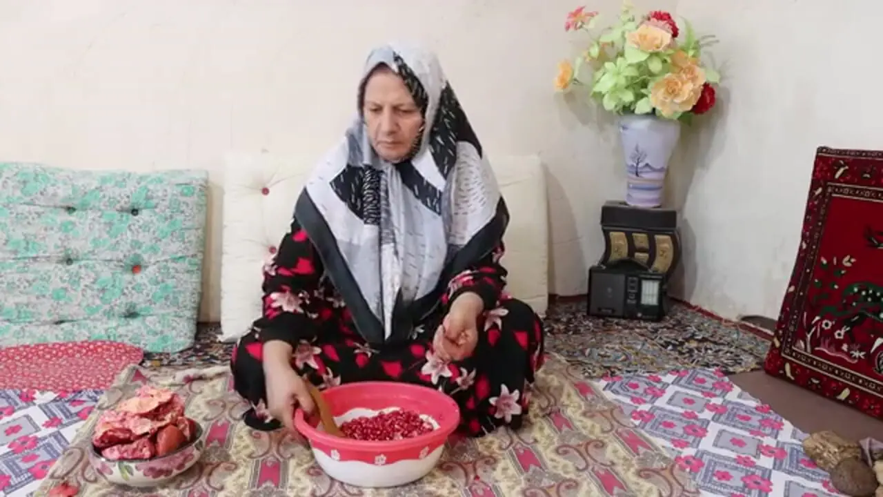 غذای روستایی در ایران؛ پخت مرغ شکم پر به روش سنتی