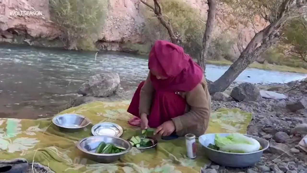 ببینید| غذای روستایی در افغانستان؛ کباب کردن ماهی کنار رودخانه توسط زوج روستایی