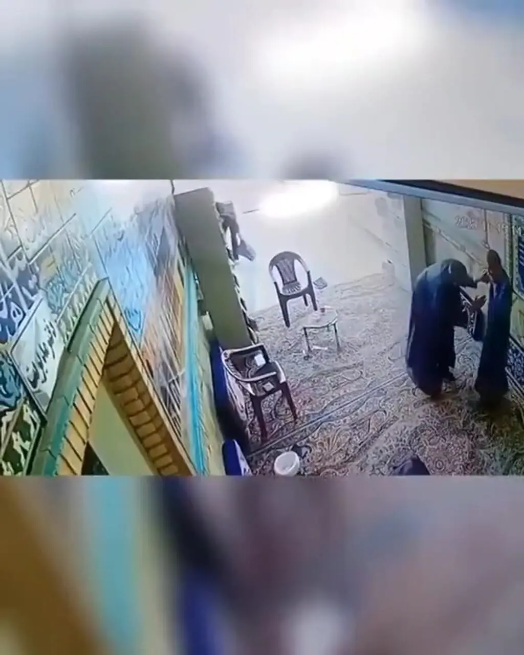 ببینید؛ لحظه سوء‌قصد به یک روحانی در صحن امام‌زاده یحیی
