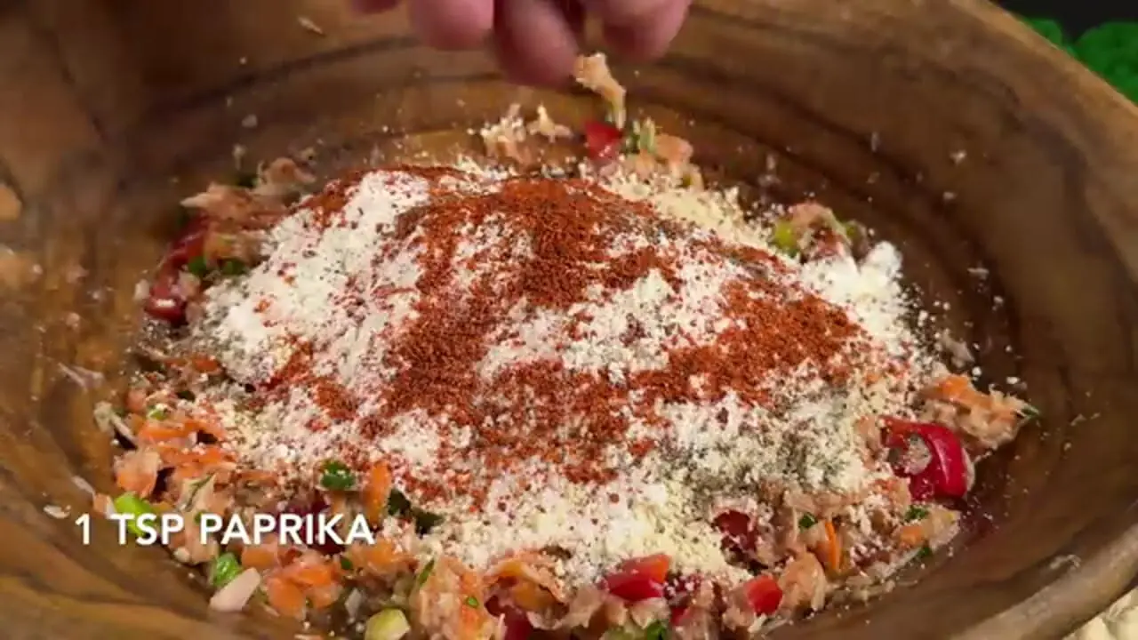 طرز پخت یک غذای فوری و خوشمزه با تن ماهی و تخم مرغ