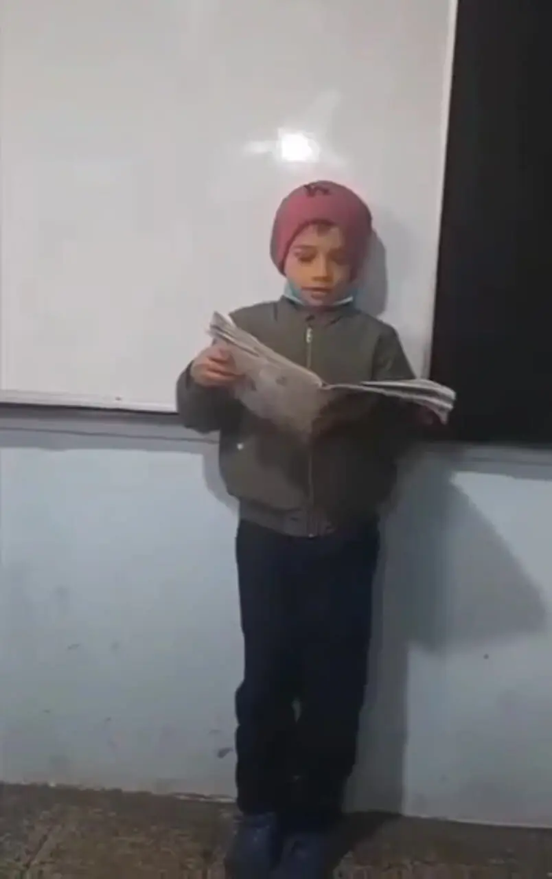 ببینید؛ ویدیویی تلخ از تحقیر یک دانش‌آموز افغانستانی توسط معلم در کلاس درس؛ معلم خاطی اخراج شد!