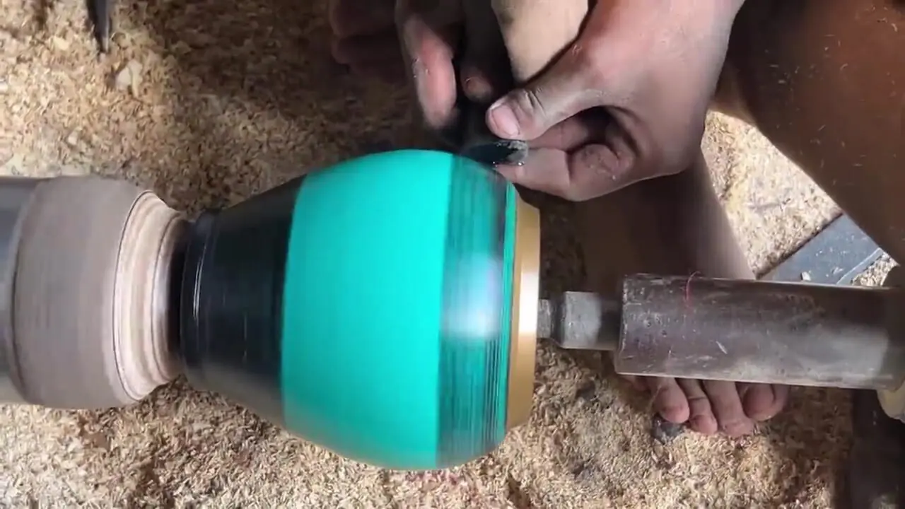 ببینید| فرآیند ساخت و رنگ آمیزی گلدان های چوبی توسط استادان پاکستانی