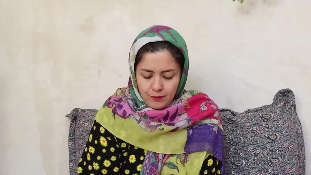غذای روستایی در ایران؛ پخت یک نان سنتی مغزدار در روستایی کوهستانی