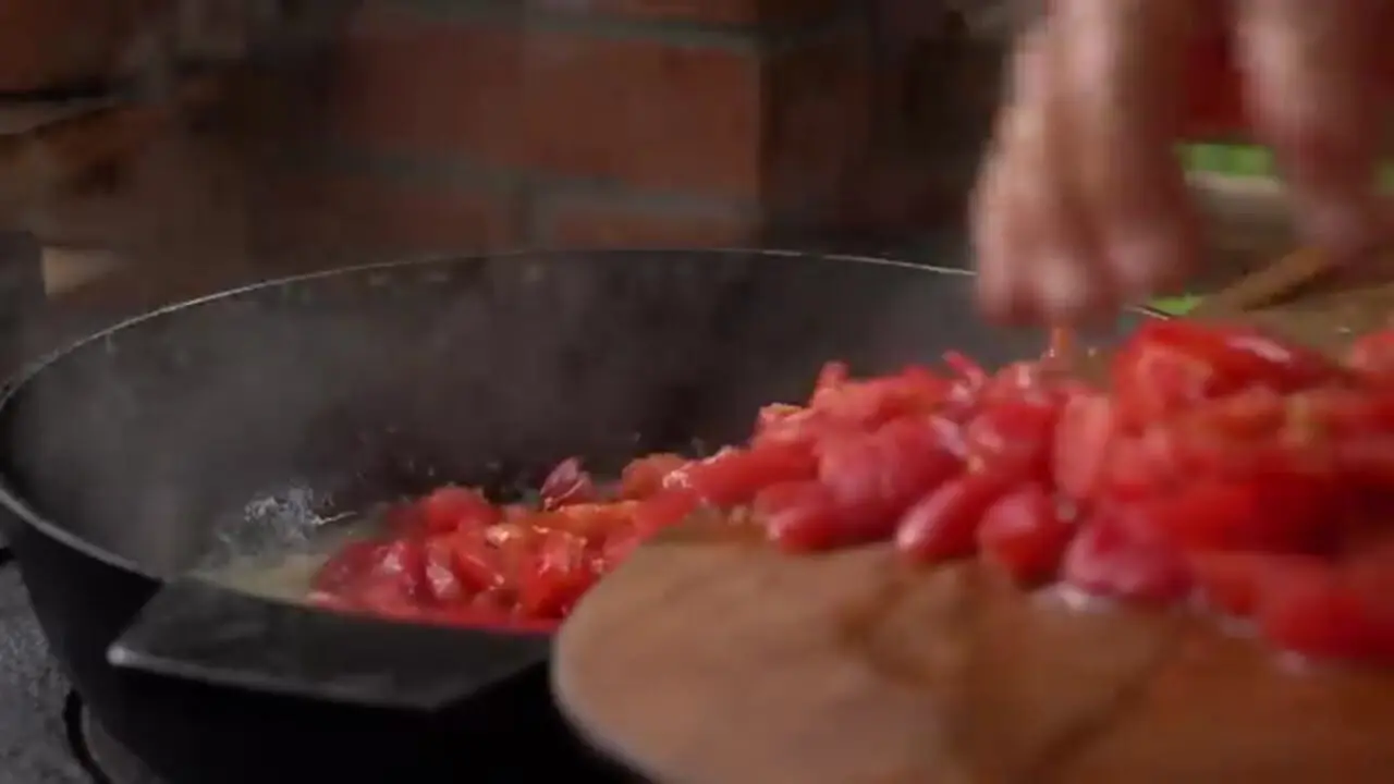 غذای روستایی در آذربایجان؛ پخت پیتزا گوشت گاو در تنور توسط مادربزرگ روستایی