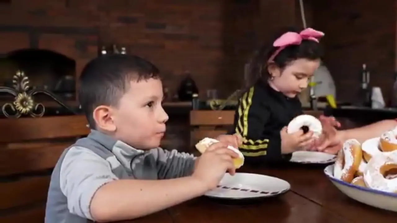 غذای روستایی در روسیه؛ پخت دونات توت فرنگی در روستا