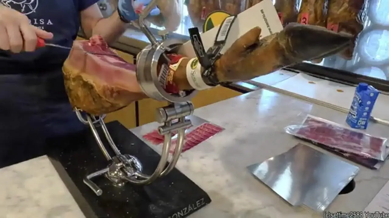 غذای خیابانی در انگلیس؛ تهیه ساندویچ گوشت و میگوی سوخاری در لندن