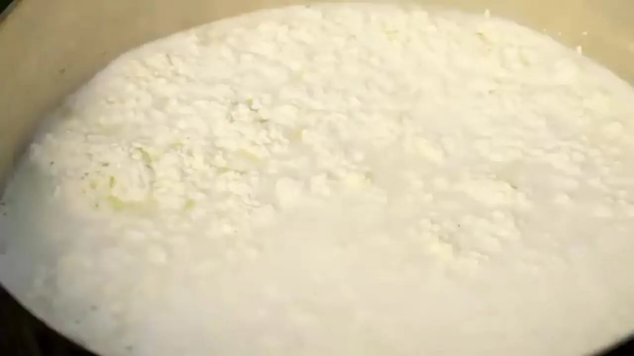 غذای روستایی در آذربایجان؛ تهیه پنیر چدار خانگی با شیر تازه گاو