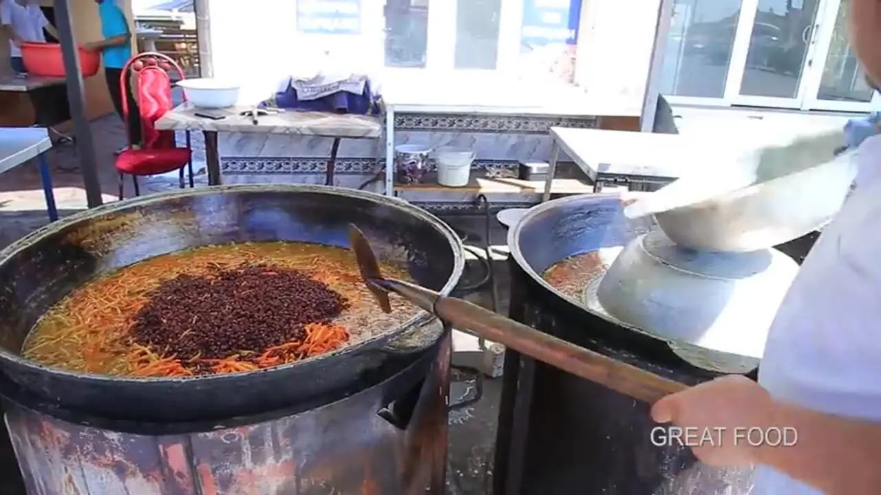 غذای خیابانی در ازبکستان؛ پخت سمرقند‌ پلو محبوب در تاشکند