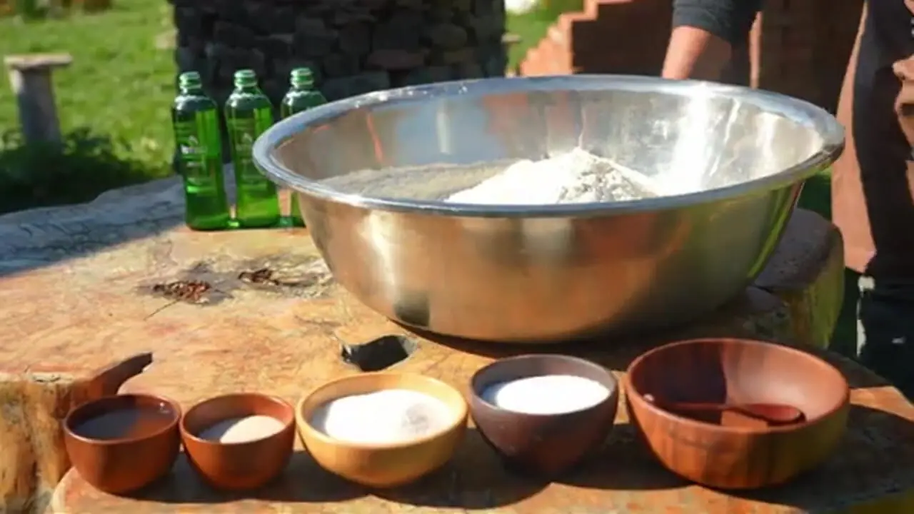غذای روستایی در آذربایجان؛ پخت یک پیتزای غول پیکر در فضای باز و حمل آن با بیل مکانیکی!