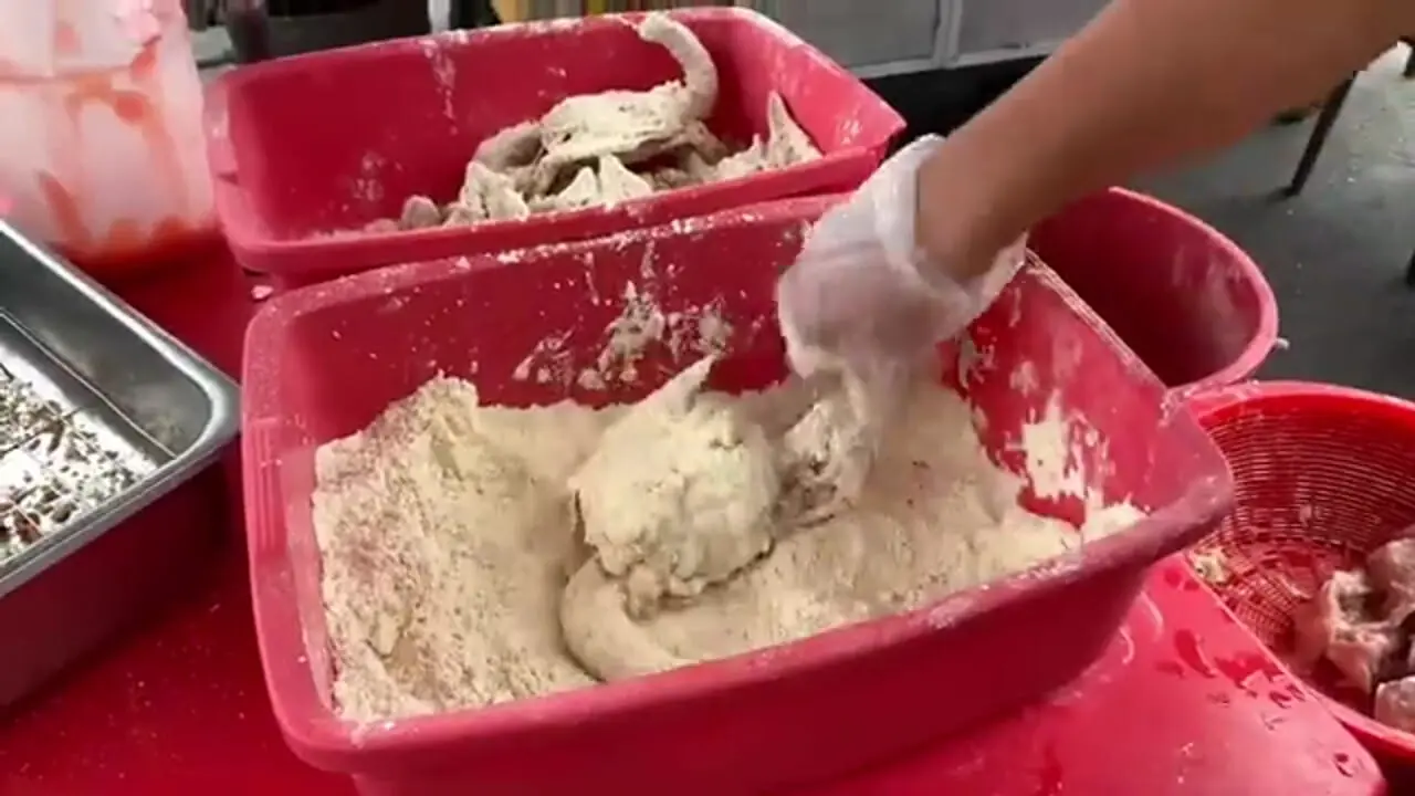 غذای خیابانی در مالزی؛ مهارت آشپز خیابانی در تهیه مرغ سوخاری در کوالالامپور