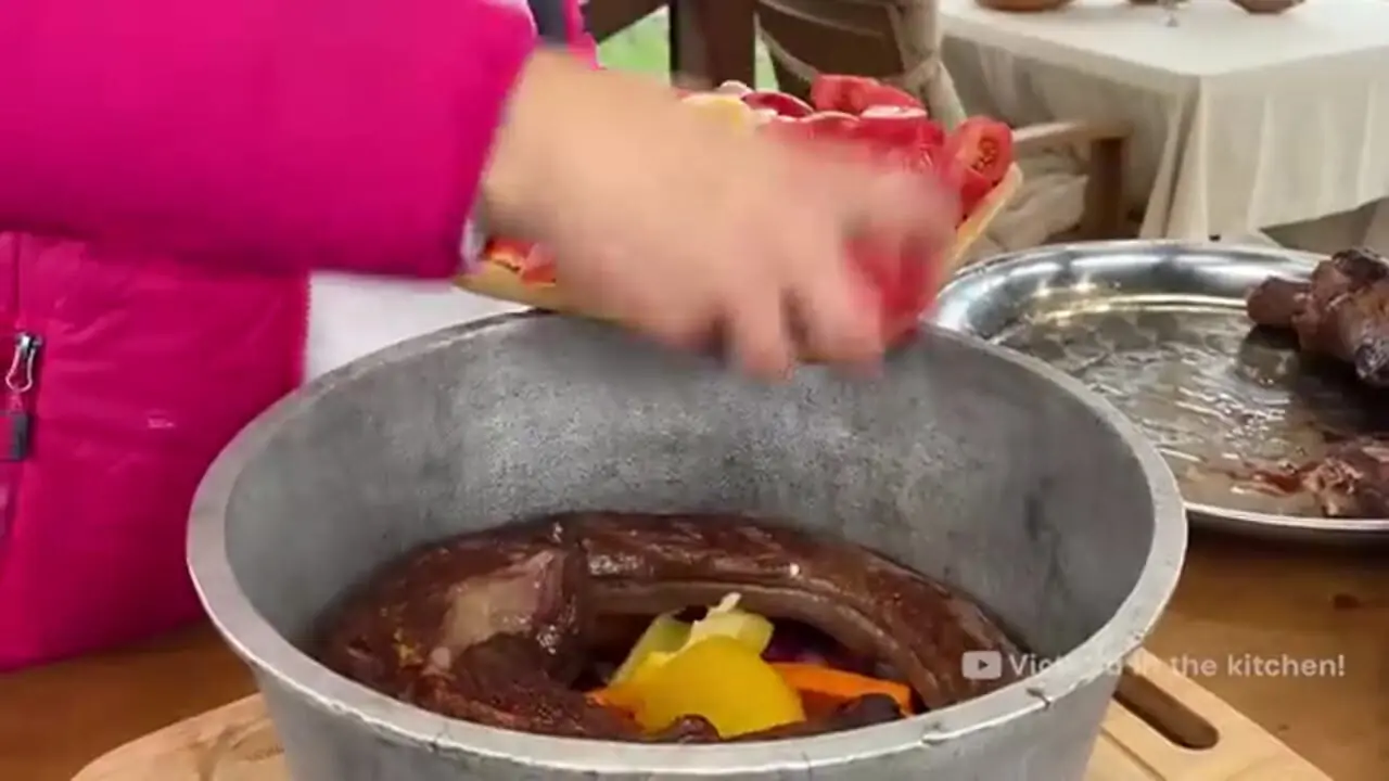 غذای روستایی در اوکراین؛ کباب گردن شترمرغ با سبزیجات در فر