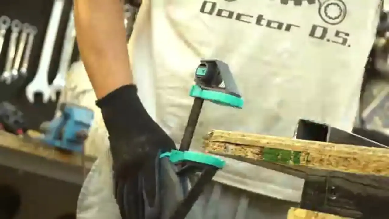 ببینید| مراحل تماشایی ساخت یک خودروی مسابقه ای با بشکه در کرواسی