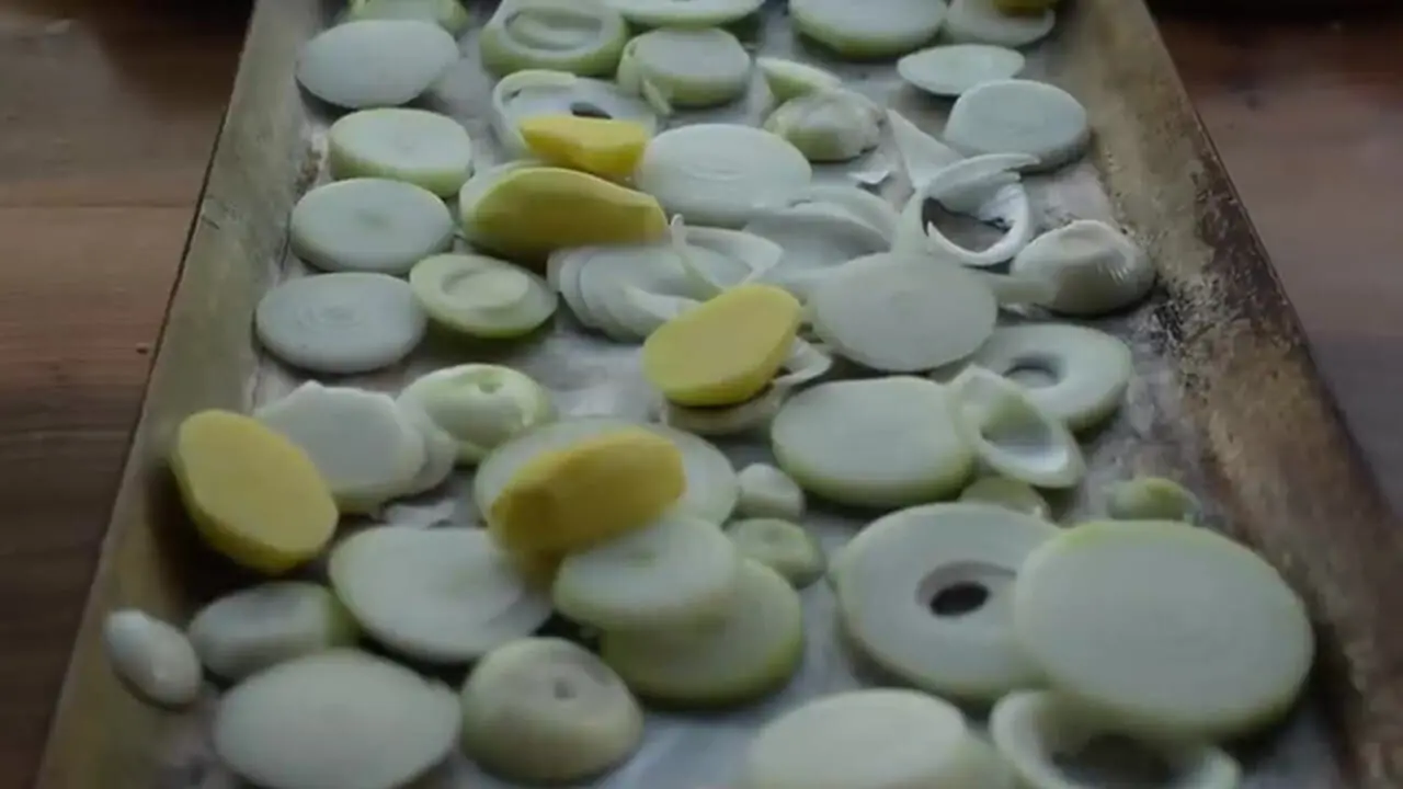 ببینید| غذای روستایی در آذربایجان؛ ساخت یک کباب پز حیرت انگیز و کباب کردن گوشت در آن!