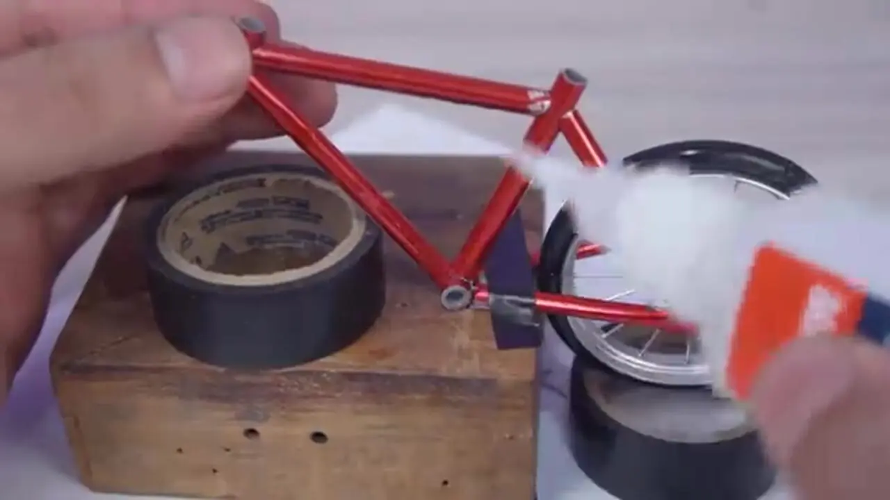 مراحل درست کردن یک مدل دوچرخه مینیاتوری با قوطی نوشابه در ایرلند