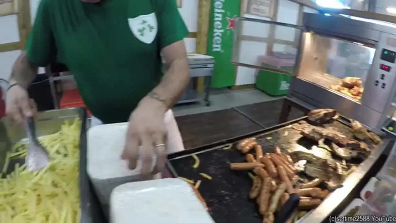 غذای خیابانی در ایرلند؛ پخت سوسیس و دنده کباب در دوبلین