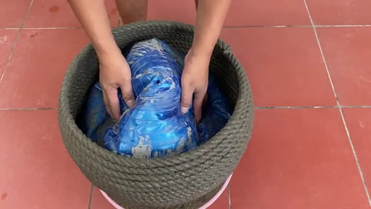 ببینید| آموزش ساخت یک گلدان زیبا با توپ پلاستیکی، سیمان و طناب به روش استاد چینی